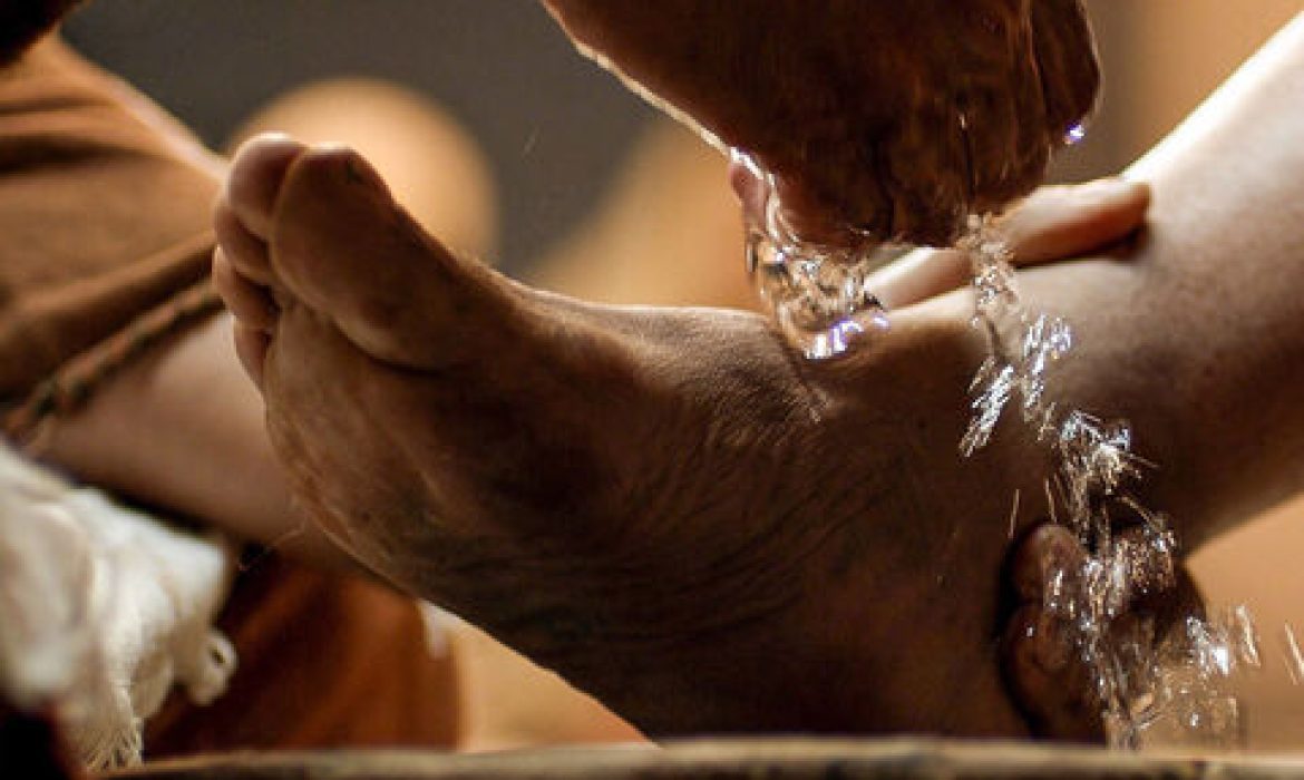 004-jesus-washes-feet